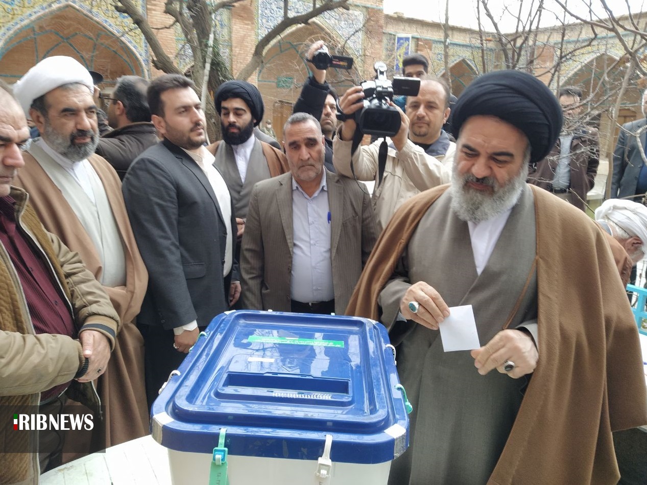 نماینده، ولی فقیه در استان، رأی خود را به صندوق انداخت نماینده، ولی فقیه در استان، رأی خود را به صندوق انداخت