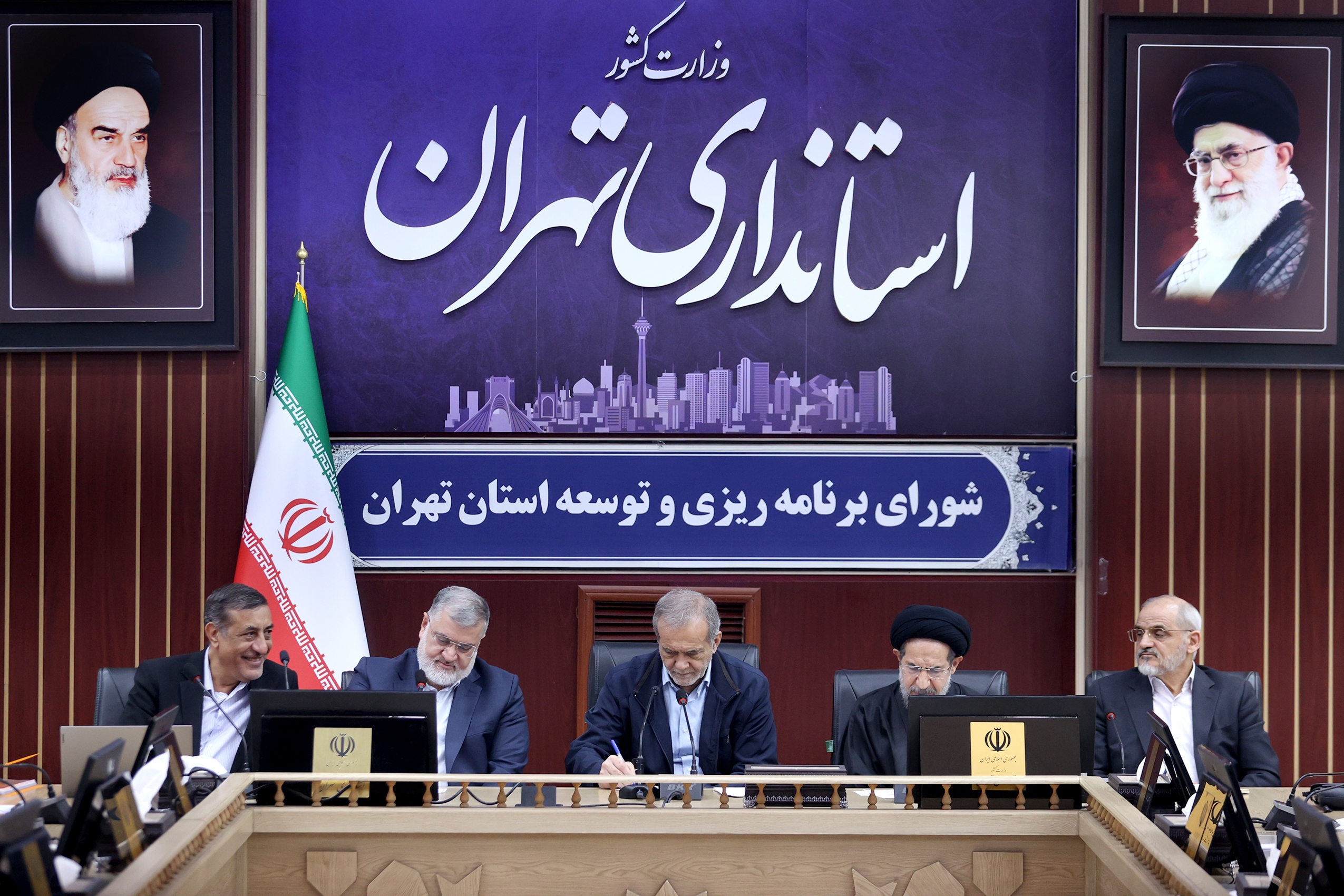 آلودگی هوا، ترافیک و رسیدگی به ساخت و سازهای غیرقانونی سه مشکلی است که مردم تهران خواستار حل آن هستند آلودگی هوا، ترافیک و رسیدگی به ساخت و سازهای غیرقانونی سه مشکلی است که مردم تهران خواستار حل آن هستند