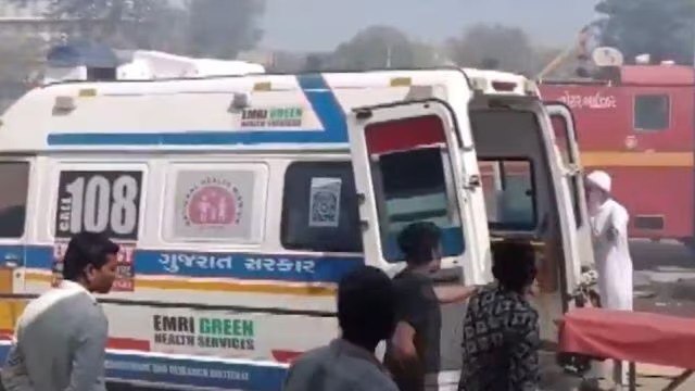 آتش سوزی انبار ترقه در هند هفده کشته برجای گذاشت آتش سوزی انبار ترقه در هند هفده کشته برجای گذاشت