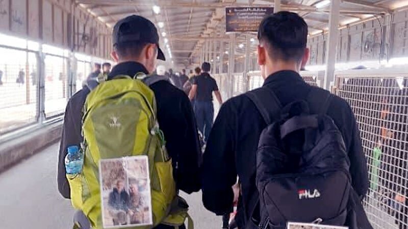 حمل تصویر شهید محیط‌بان دیده‌بان بر کوله زائران اربعین در بهبهان