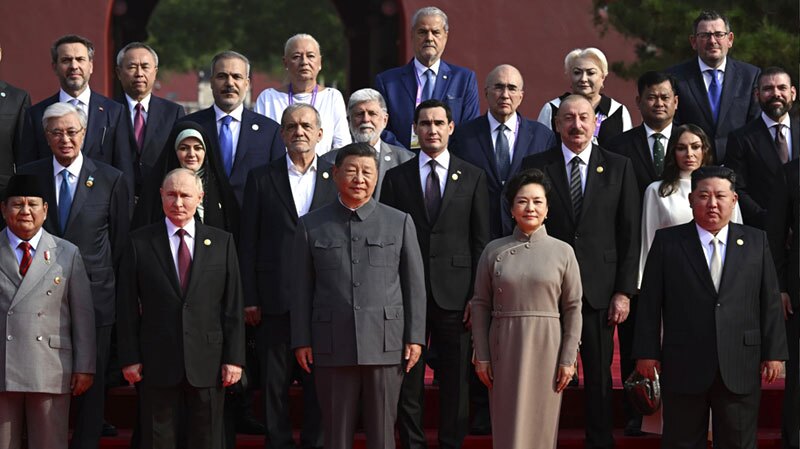حضور پزشکیان در مراسم جشن هشتادمین سال پایان جنگ جهانی حضور پزشکیان در مراسم جشن هشتادمین سال پایان جنگ جهانی