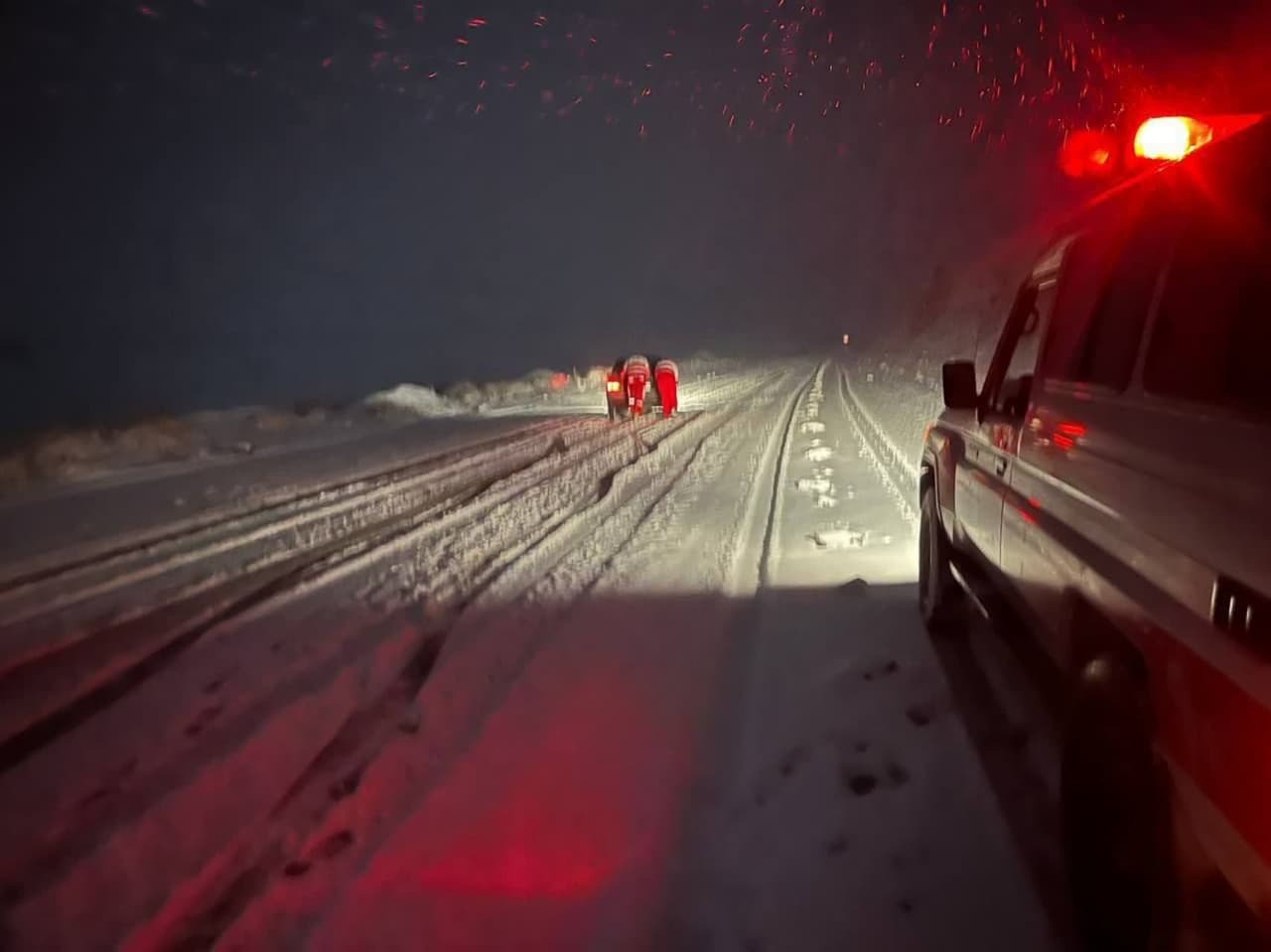 امدادرسانی راهداران ماهنشان به بیش از ۴۰ خودروی گرفتار در برف امدادرسانی راهداران ماهنشان به بیش از ۴۰ خودروی گرفتار در برف