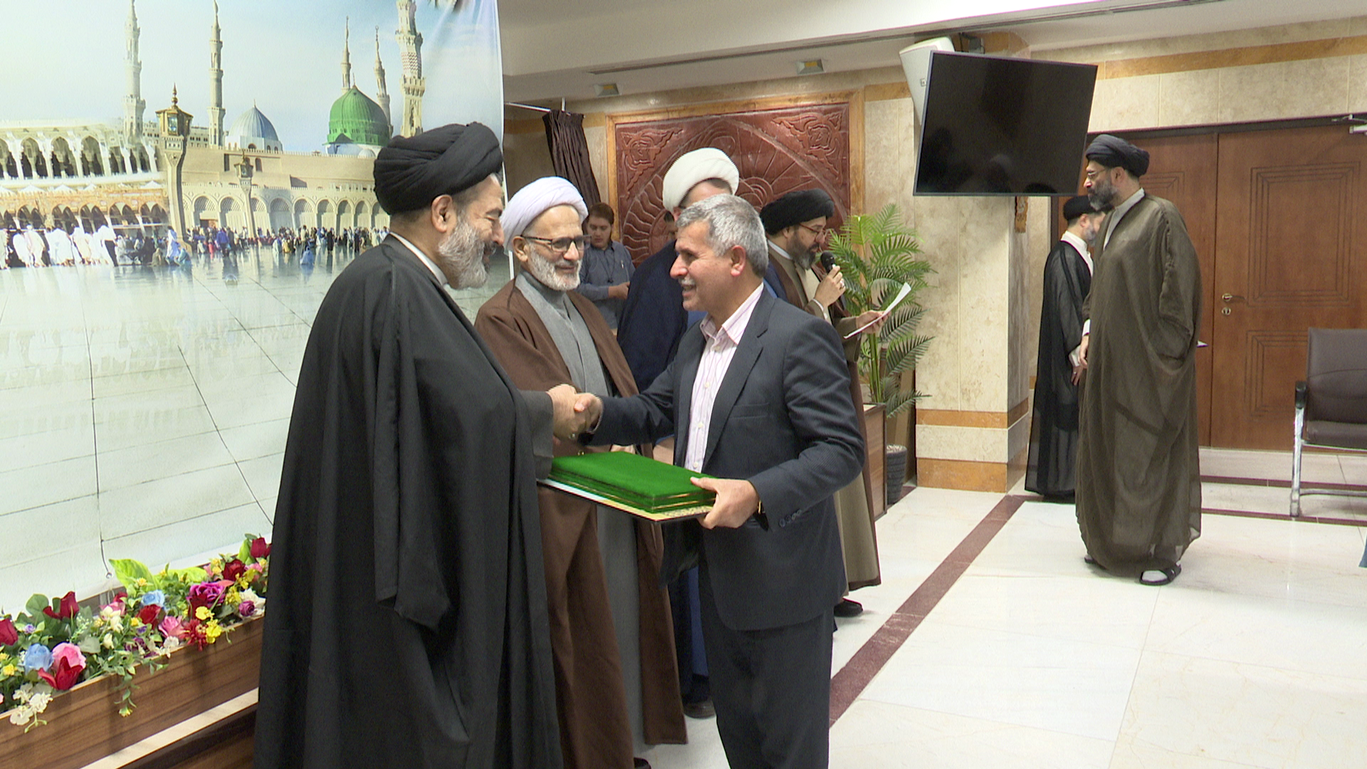 تجلیل از موکب داران و مشاوران فعال اربعین حسینی در قم تجلیل از موکب داران و مشاوران فعال اربعین حسینی در قم