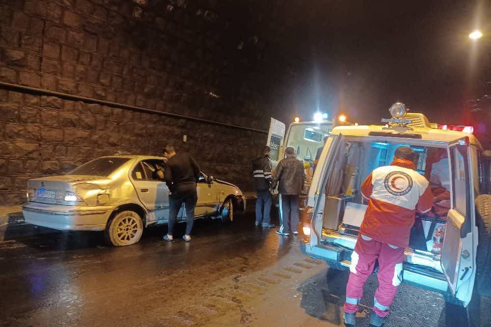 ۳ مصدوم در برخورد دو خودرو سواری در کازرون